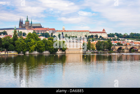 Blick über die Moldau in Richtung der Burg, St.-Veits-Dom und Charles Bridge, Tschechische Republik. Stockfoto