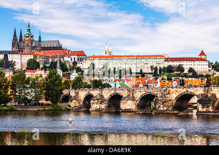 Blick über die Moldau in Richtung der Burg, St.-Veits-Dom und Charles Bridge, Tschechische Republik. Stockfoto