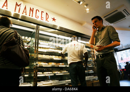 London England Mann stapeln die Regale In den Pret A Manger und Geschäftsmann auf Handy kaufen Sandwich Stockfoto