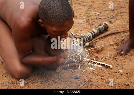 Traditionelles Feuer Beleuchtung von Ju /'Hoansi-San Menschen, lebendiges Museum der Ju /'Hoansi-San, Grashoek, Otjozondjupa Region, Namibia Stockfoto