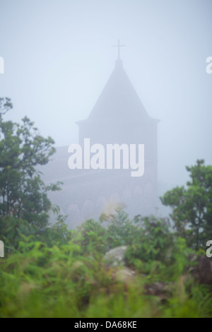 Katholische Kirche auf Bokor bedeckt im Nebel - Kampot Provinz, Kambodscha Stockfoto