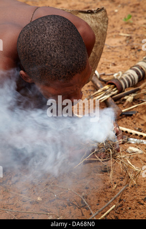 Traditionelles Feuer Beleuchtung von Ju /'Hoansi-San Menschen, lebendiges Museum der Ju /'Hoansi-San, Grashoek, Otjozondjupa Region, Namibia Stockfoto