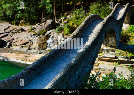 Lavertezzo, Schweiz, Europa, Kanton Tessin, Verzasca-Tal, Brücke, Steinbrücke Stockfoto