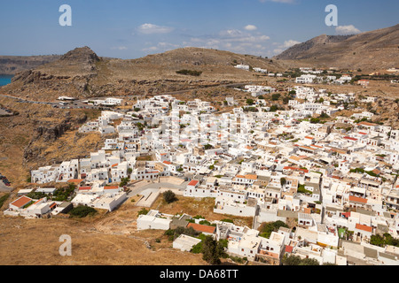 Blick auf die Stadt Lindos von der Akropolis, Lindos, Rhodos, Griechenland Stockfoto