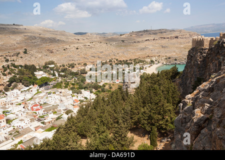 Blick auf die Stadt von Lindos und Lindos Beach, von der Akropolis, Lindos, Rhodos, Griechenland Stockfoto