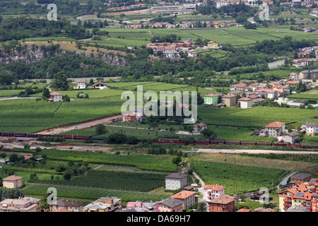 große Güterzug, der die Landschaft mit vielen Güterwagen durchquert Stockfoto