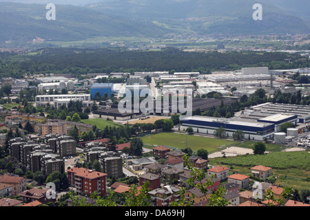 Luftaufnahme der bevölkerungsreichste Stadt mit vielen Häusern und großen Fabriken in der Industriezone Stockfoto