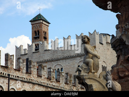 Details zu den Denkmälern in der Innenstadt von Trento in Italien Stockfoto