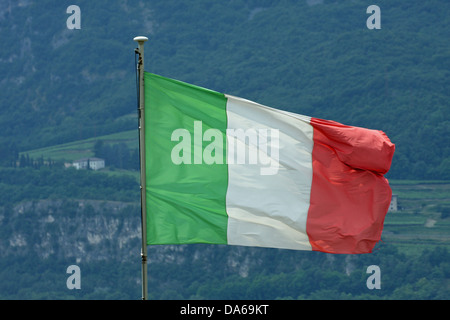 große italienische Flagge von Italien, die sich im Wind Ventilator bewegen Stockfoto