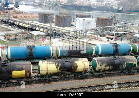 Terminal Heizöltanks im Hafen am Meer Stockfoto