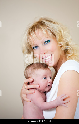 Junge Frau mit einem Neugeborenen baby Stockfoto