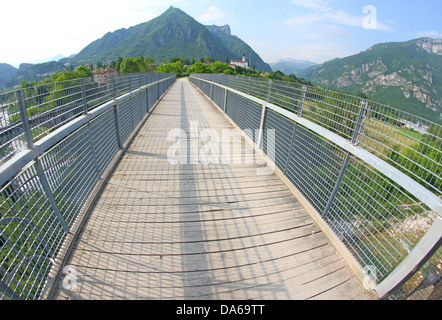 lange Brücke mit einem Holzsteg und Handlauf aus verzinktem Stahl gefertigt Stockfoto