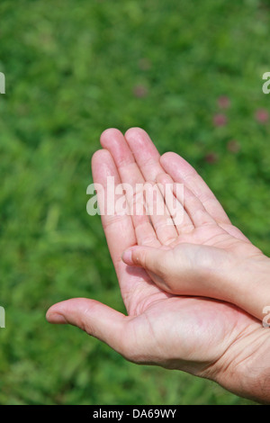 Hand eines kleinen Mädchens in der Hand des Vaters Stockfoto