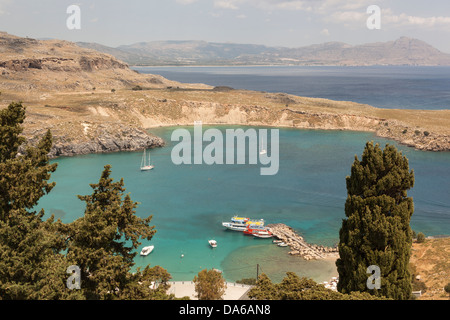 Ansicht von Lindos Bay von der Akropolis, Lindos, Rhodos, Griechenland Stockfoto