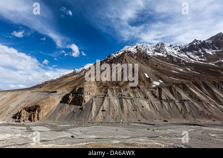 Himalaya-Landschaft im Himalaya in der Nähe von Baralacha La-Pass. Himachal Pradesh, Indien Stockfoto