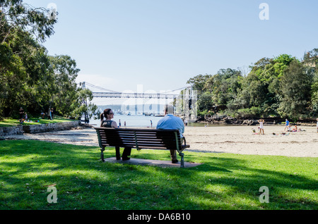 Petersilie-Bay in Sydney mit seiner Bucht, Fußgängerbrücke, Strand und Rasenflächen Reserve. Stockfoto