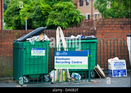 Über fließende Wheelie Lagerplätzen an Blenheim Recycling Zentrum Leeds West Yorkshire England UK Stockfoto