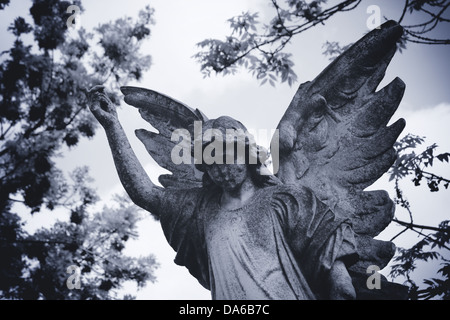 Engel mit erhobener Faust Stockfoto