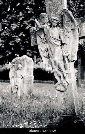 Engel am Kreuz mit beschädigten Hand Stockfoto