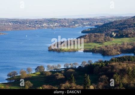 Eine Teilansicht des Windermere von den Fjälls in der Nähe von Ambleside mit Wray Castle und Bowness in der Ferne gesehen. Stockfoto