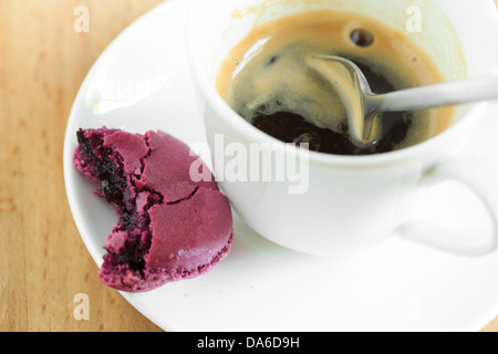 Tasse Espresso-Kaffeemaschine mit macaron Stockfoto