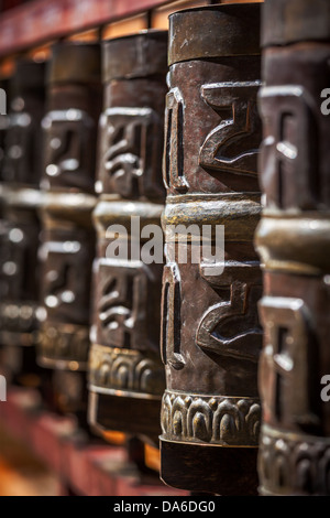 Tibetisch-buddhistische Gebetsmühlen im Buddhismus Tempel. Geringe Schärfentiefe. Rewalsar, HImachal Pradesh, Indien Stockfoto