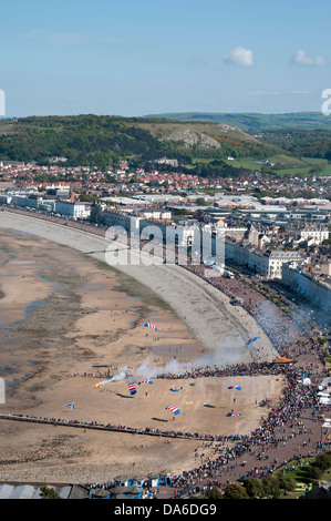 Llandudno Airshow mit den Falken Fallschirm Display Team Landung am Strand Stockfoto