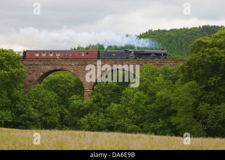 Dampfzug der Sherwood Förster LMS Stanier Klasse 5 4-6-0 5231 am Armathwaite Viadukt begleichen, Eisenbahnlinie Carlisle Cumbria Stockfoto