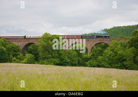 Dampfzug der Sherwood Förster LMS Stanier Klasse 5 4-6-0 5231 am Armathwaite Viadukt begleichen, Eisenbahnlinie Carlisle Cumbria Stockfoto