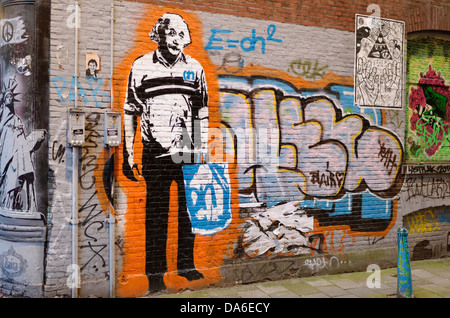 Street Art oder urban Decay und Vandalismus, Graffiti in Amsterdam, Holland, Niederlande. Einstein-Einkaufstasche-Fußballtrikot Stockfoto