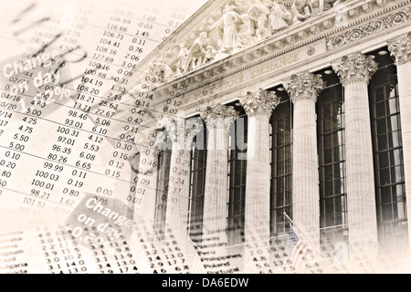Das Gebäude der New York Stock Exchange und der Aktienkurs-Tabellen. Stockfoto