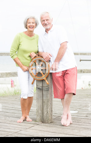 Lächelnd und Strategieberatung älteres paar Stockfoto