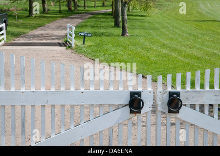 Privateigentum weißes Holztor in Levington, Suffolk. Stockfoto