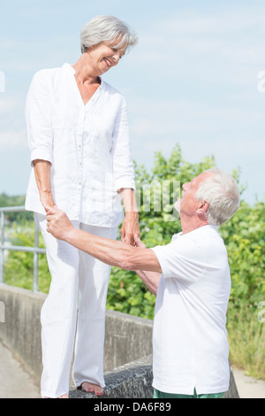 Lächelnd und Strategieberatung älteres paar Stockfoto