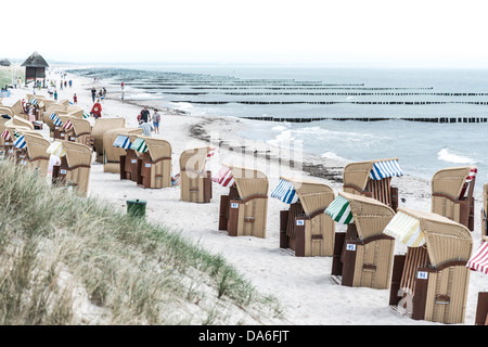 Überdachten Strand Korbsessel an einem Strand an der Ostsee-Küste Stockfoto