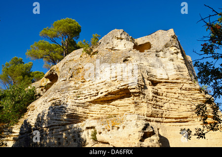 In diesem Felsen ist versteckte Höhle Kloster St. Roman in der Nähe von Beaucaire umfasst eine Kapelle, Kreuzgang, Terrasse, Gräber. Stockfoto