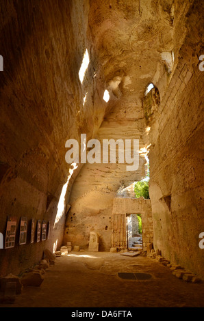 Das Refektorium des Klosters uralte Höhle St. Roman ist in einem sehr großen Felsen in der Nähe von Beaucaire in Südfrankreich geschnitten. Stockfoto