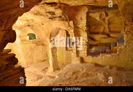 Höhle Kloster St. Roman Abbey mit Zellen, eine Kapelle und Kreuzgang ist komplett in einem riesigen Felsen geschnitten. Stockfoto