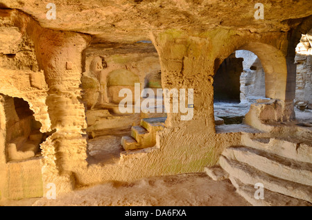 Höhle Kloster St. Roman Abbey mit Zellen, eine Kapelle und Kreuzgang ist komplett in einem riesigen Felsen geschnitten. Stockfoto