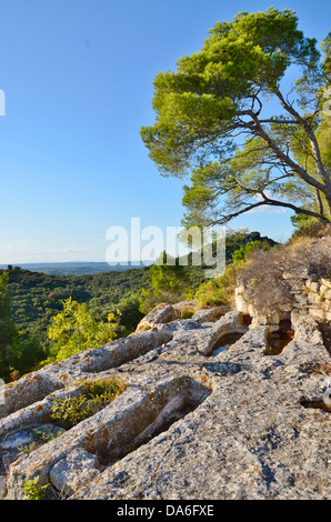 Die Höhle Kloster St. Roman in der Nähe von Beaucaire umfasst neben einer Kapelle, Kreuzgang, Terrasse, eine große Anzahl von Gräbern. Stockfoto