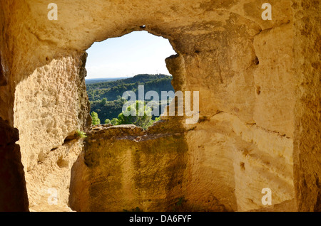 Blick durch ein Fenster von einer Zelle in St. Roman Abbey ist eine Höhle-Kloster in der Nähe von Beaucaire, Frankreich Stockfoto