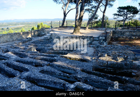 Die Höhle Kloster St. Roman in der Nähe von Beaucaire umfasst neben einer Kapelle, Kreuzgang, Terrasse, eine große Anzahl von Gräbern. Stockfoto