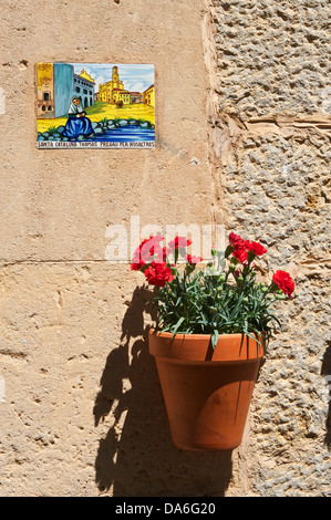 Heilige Bild und einen Blumentopf auf einer Hauswand Stockfoto