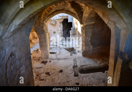 Die Höhle-Kloster von St. Roman in der Nähe von Beaucaire umfasst eine Kapelle, Kreuzgang, Terrasse, Gräber Stockfoto