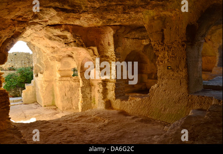 Die Höhle-Kloster von St. Roman in der Nähe von Beaucaire umfasst eine Kapelle, Kreuzgang, Terrasse, Gräber Stockfoto