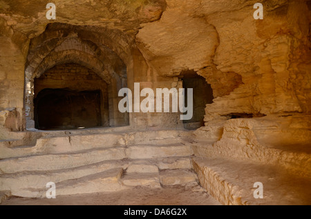 Die Höhle-Kloster von St. Roman in der Nähe von Beaucaire umfasst eine Kapelle, Kreuzgang, Terrasse, Gräber Stockfoto