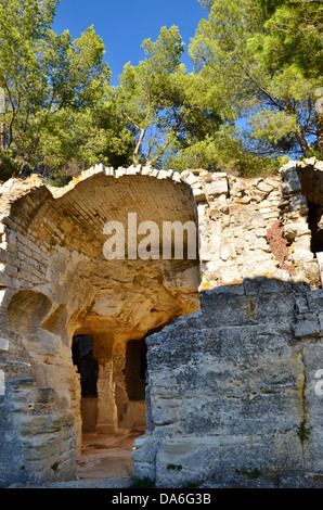 Die Höhle-Kloster von St. Roman in der Nähe von Beaucaire umfasst eine Kapelle, Kreuzgang, Terrasse, Gräber Stockfoto