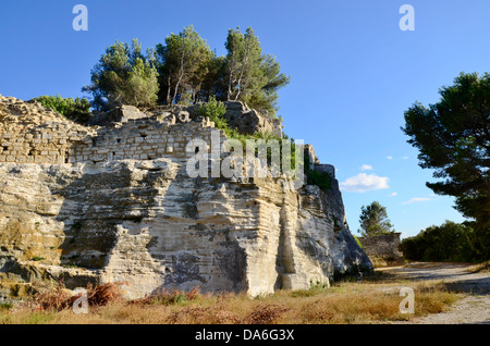 In diesem Felsen ist versteckte Höhle Kloster St. Roman in der Nähe von Beaucaire umfasst eine Kapelle, Kreuzgang, Terrasse, Gräber Stockfoto