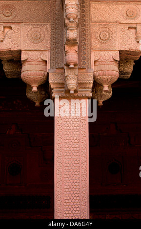 Dekorative Elemente auf eine Sandsteinsäule, Red Fort geschnitzt Stockfoto