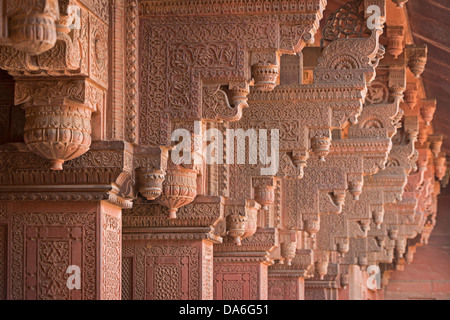 Dekorative Elemente auf Sandsteinsäulen, Red Fort geschnitzt Stockfoto